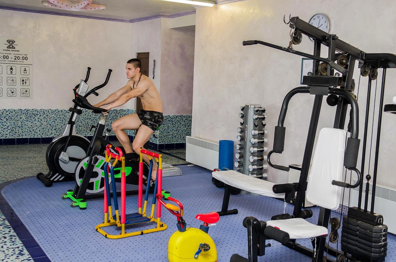 パーク ホテル スタラ ザゴラ スタラ・ザゴラ エクステリア 写真 A man on a stationary bicycle